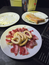 Tapas and drinks at a restaurant in the Calle Archeros street