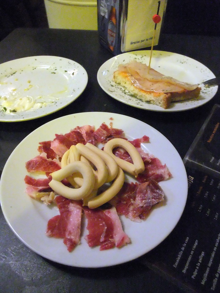 Tapas and drinks at a restaurant in the Calle Archeros street