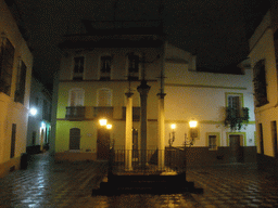 Monument in the Calle Cruces street, by night