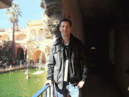 Tim at the Galeria del Grutesco gallery, with a view on the Palacio Gótico and the Estanque de Mercurio pond at the Gardens of the Alcázar of Seville