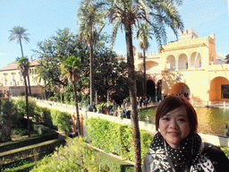 Miaomiao at the Galeria del Grutesco gallery, with a view on the Palacio Gótico and the Estanque de Mercurio pond at the Gardens of the Alcázar of Seville