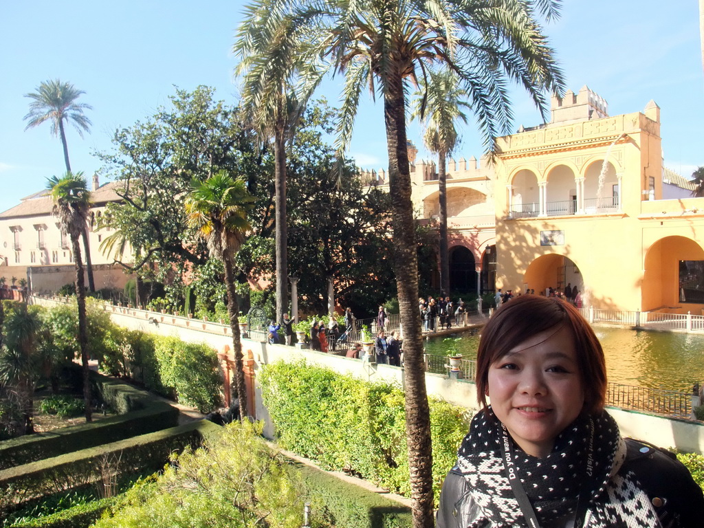 Miaomiao at the Galeria del Grutesco gallery, with a view on the Palacio Gótico and the Estanque de Mercurio pond at the Gardens of the Alcázar of Seville