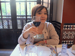 Miaomiao with wine in the Restaurante El Giraldillo