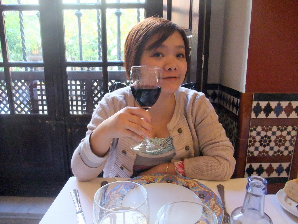 Miaomiao with wine in the Restaurante El Giraldillo