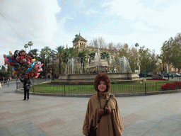 Miaomiao at the Fuente de Sevilla fountain and the Hotel Alfonso XIII at the Puerta de Jerez square