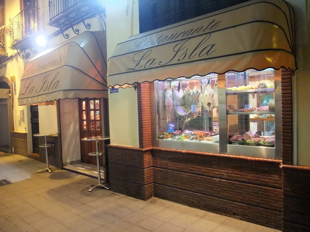 Front of the Restaurante La Isla, by night