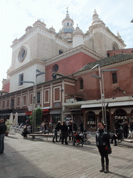 Miaomiao at the Plaza de Jesús de la Pasión square, with the back side of the Iglesia del Salvador church