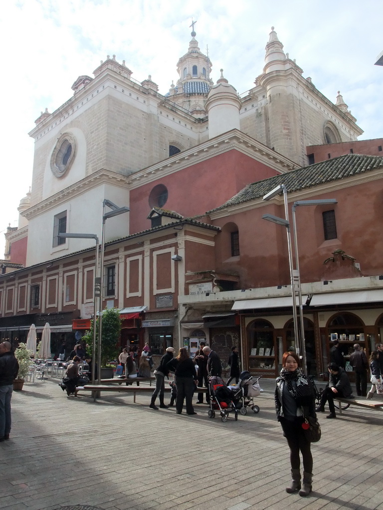 Miaomiao at the Plaza de Jesús de la Pasión square, with the back side of the Iglesia del Salvador church