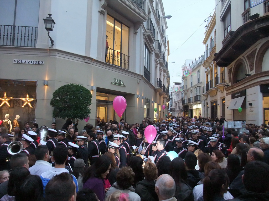 Fanfare orchestra at the crossing of the Calle de Velázquez and the Calle Rioja shopping streets