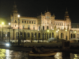 The center part of the Plaza de España building, by night