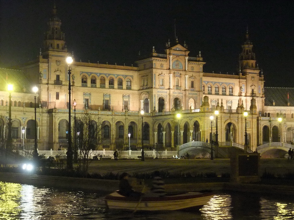 The center part of the Plaza de España building, by night