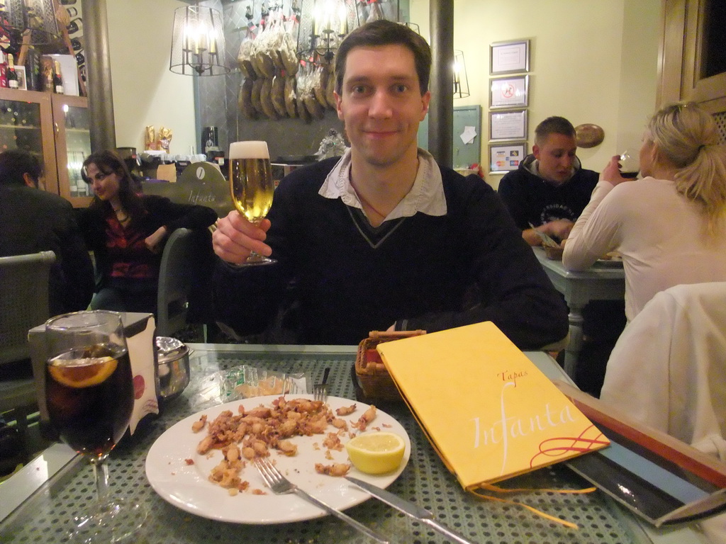 Tim with beer in Restaurante La Infanta