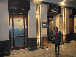 Miaomiao at the entrance of Restaurante La Infanta at the Calle Arfe street, by night