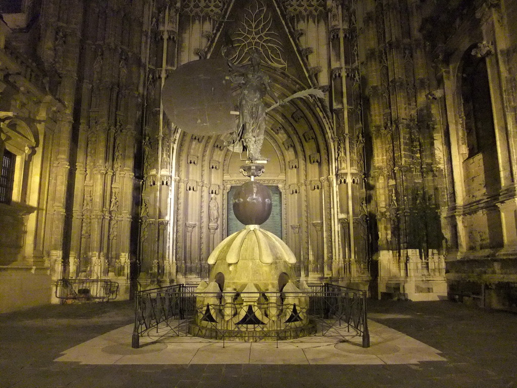 Copy of the Giraldillo at the south side of the Seville Cathedral, by night