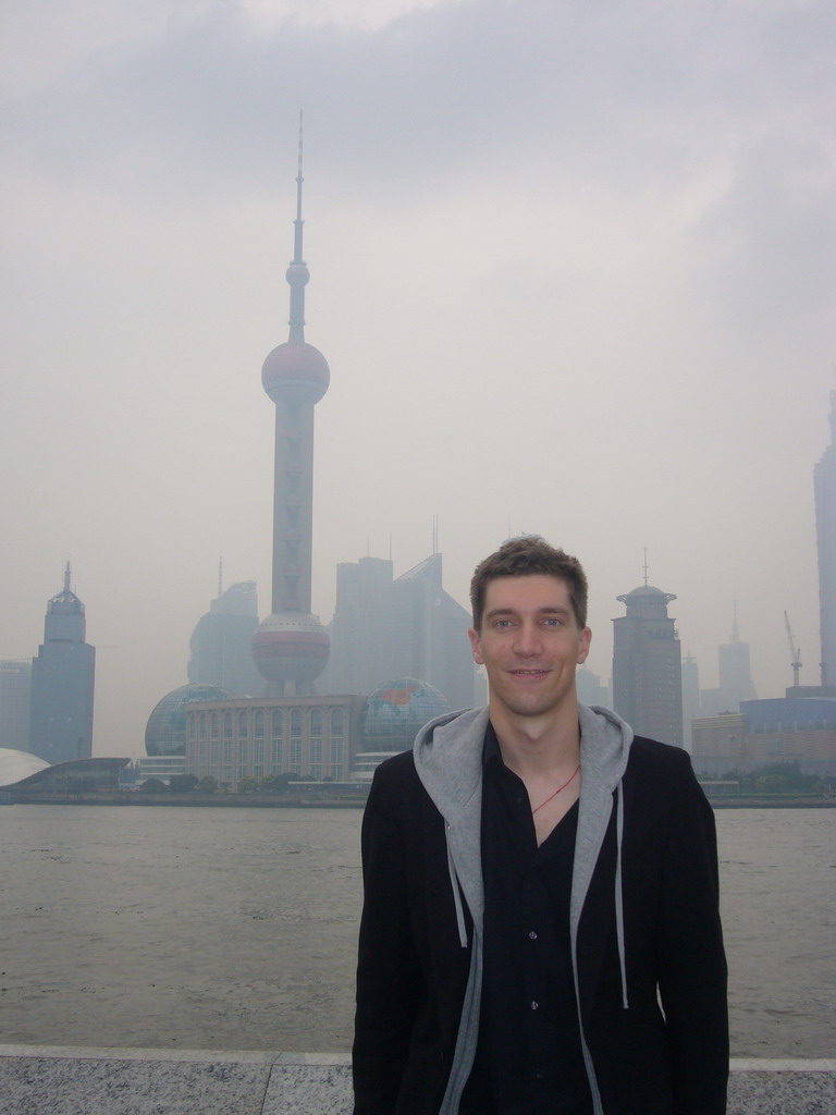 Tim, Huangpu river and the skyline of the Pudong district, with the Oriental Pearl Tower