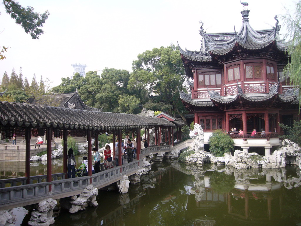 Pavilion, walkway and pool in the Yuyuan Garden in the Old Town