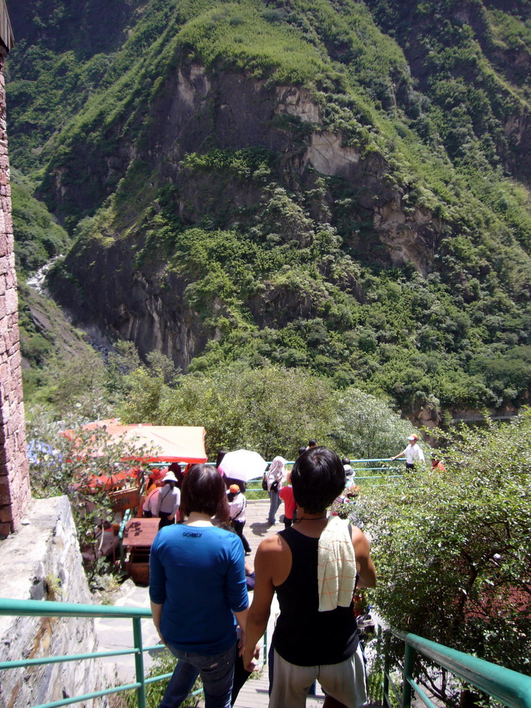 Miaomiao going down the track leading to Tiger Leaping Gorge