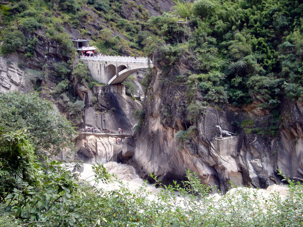 Bridge and tiger statue at Tiger Leaping Gorge