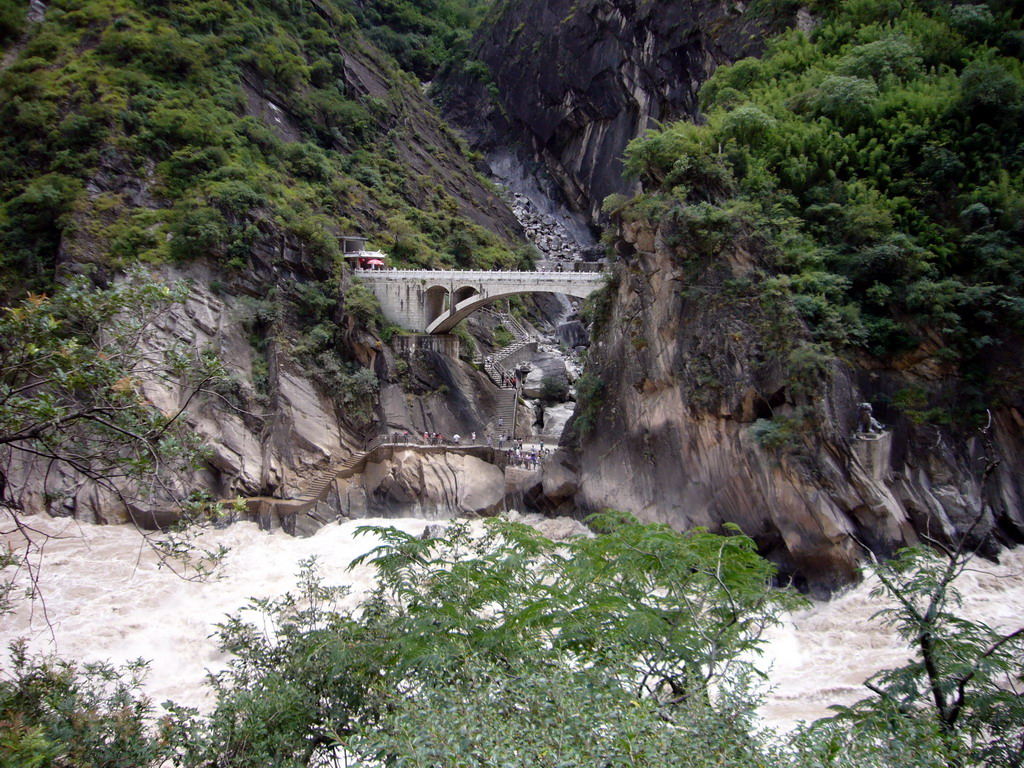 Bridge and tiger statue at Tiger Leaping Gorge