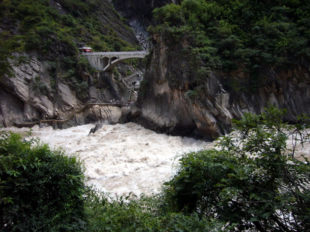 Bridge and tiger statue at Tiger Leaping Gorge