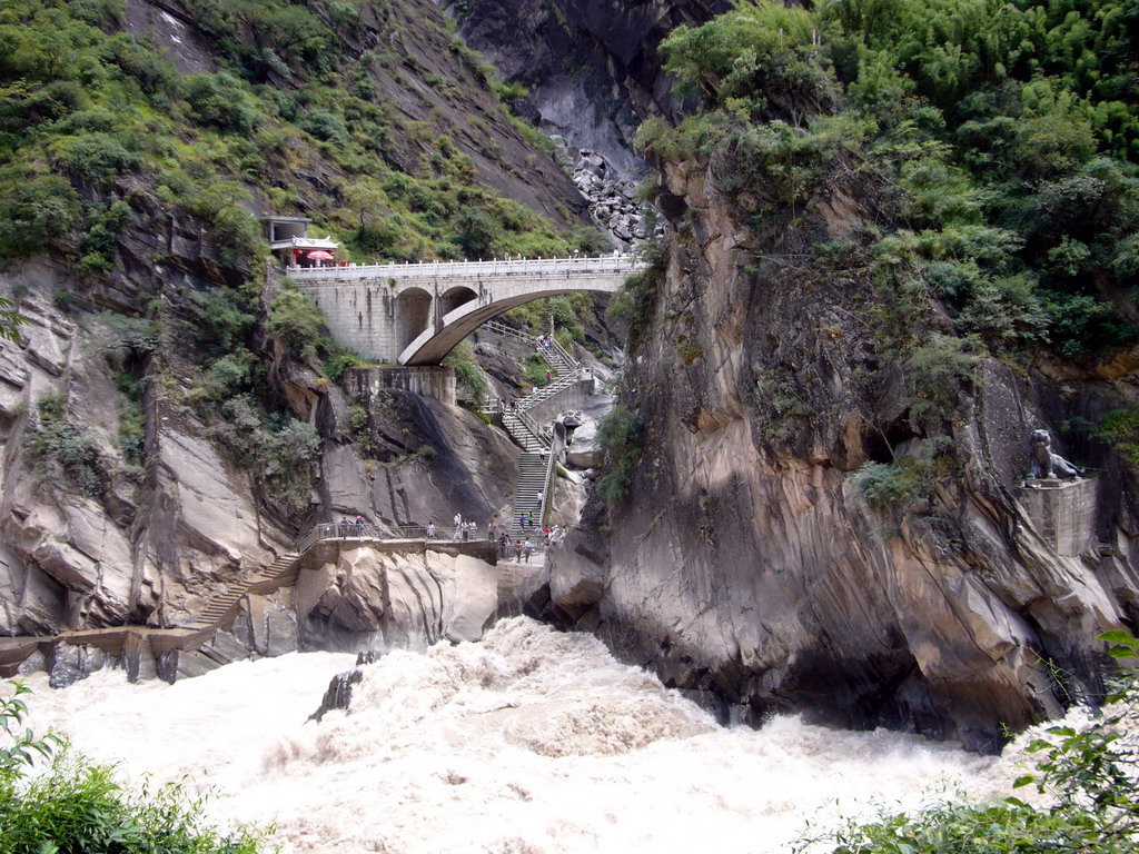 Bridge and tiger statue at Tiger Leaping Gorge