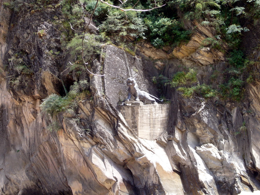 Tiger statue at Tiger Leaping Gorge