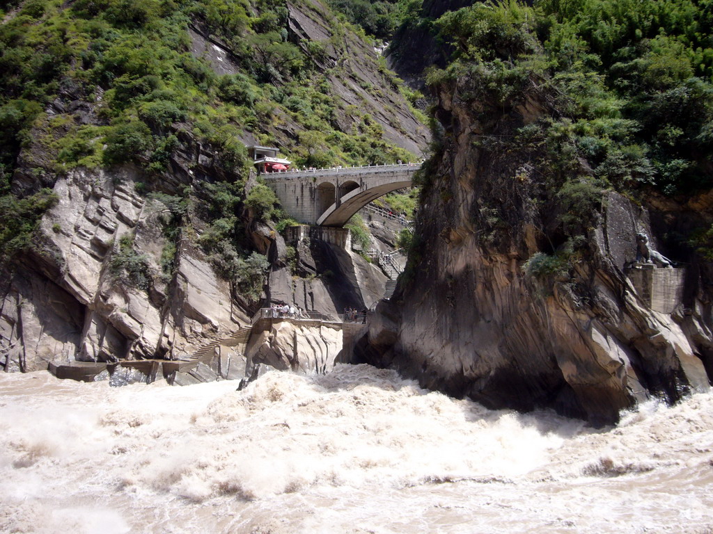 Bridge and tiger statue at Tiger Leaping Gorge