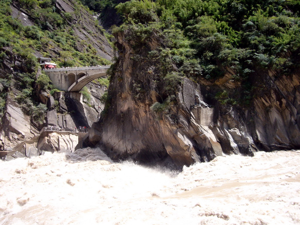 Bridge and tiger statue at Tiger Leaping Gorge