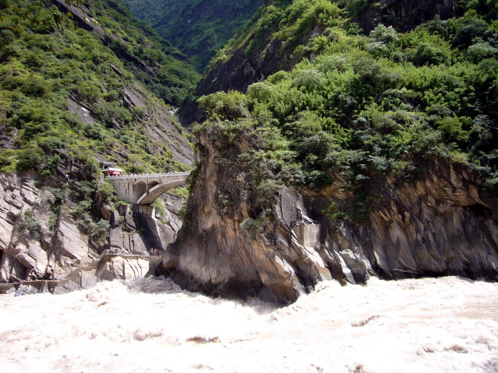 Bridge and tiger statue at Tiger Leaping Gorge