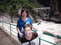 Tim, Miaomiao and the bridge at Tiger Leaping Gorge
