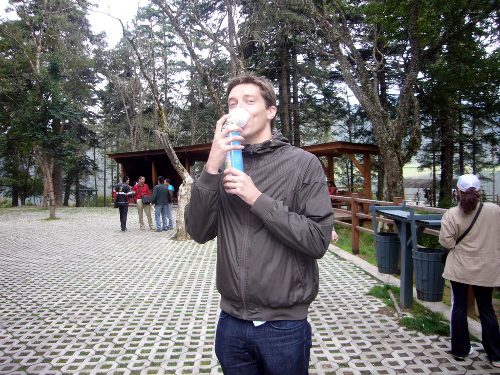 Tim with oxygen bottle in Potatso National Park