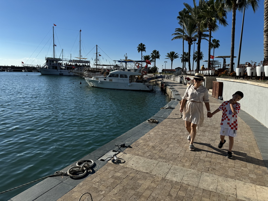 Miaomiao and Max with boats in the Side Harbour