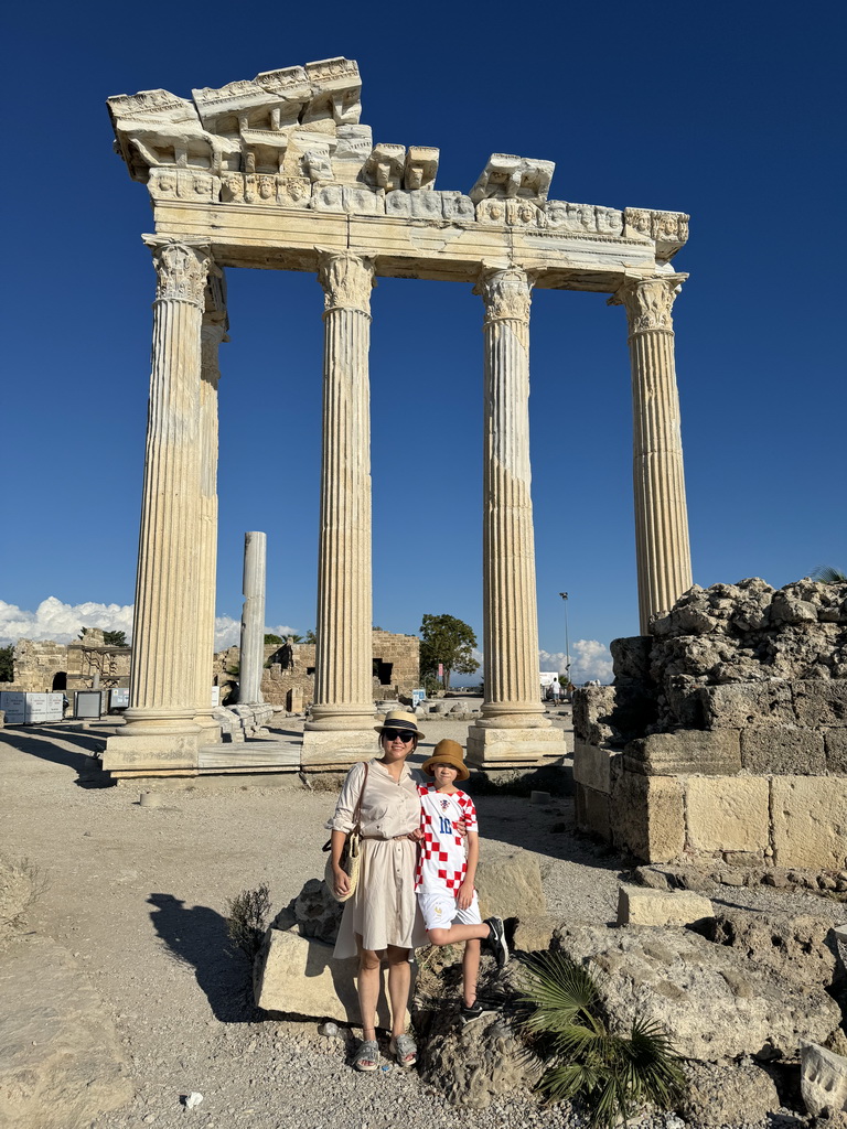 Miaomiao and Max at the west side of the Apollon Temple at the Apollon Sokak alley