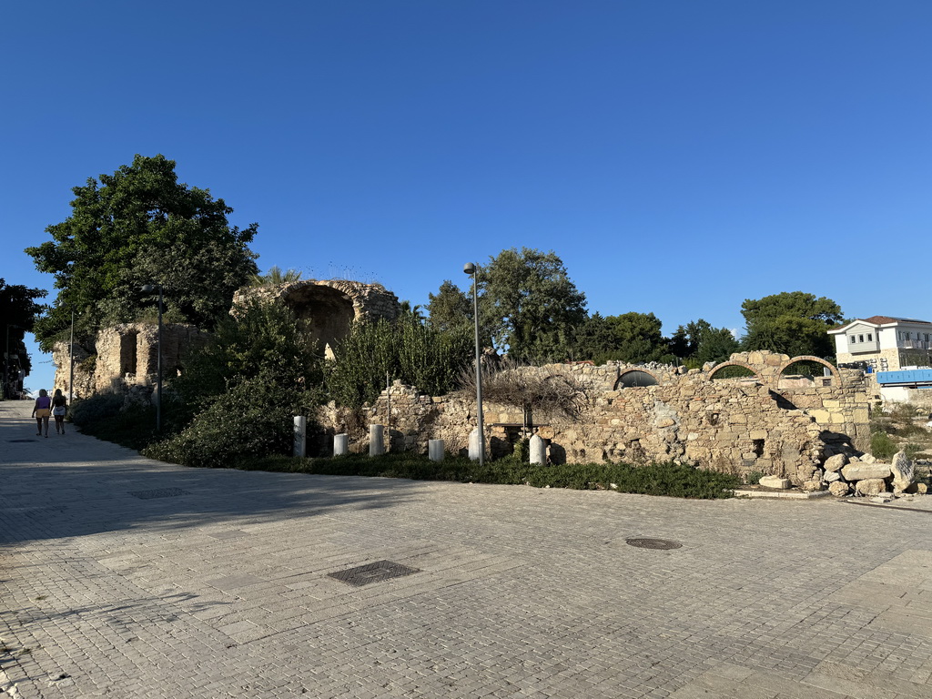 Walls at the crossing of the Gül Sokak alley and the Barbaros Caddesi street