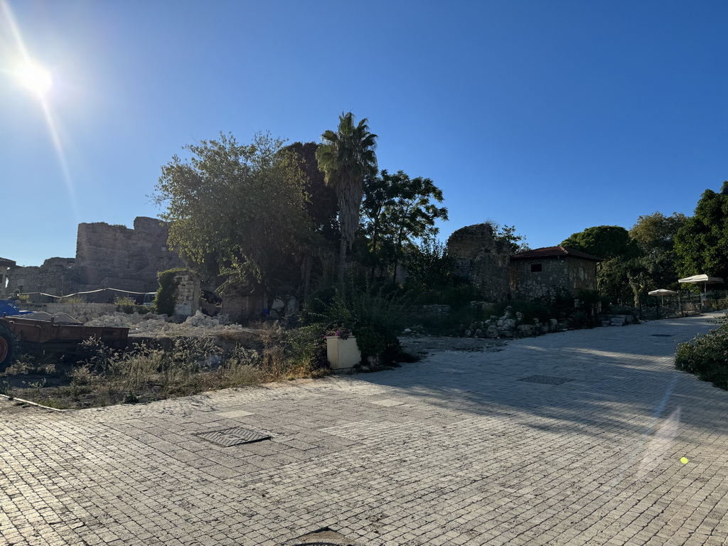 Walls at the crossing of the Gül Sokak alley and the Barbaros Caddesi street