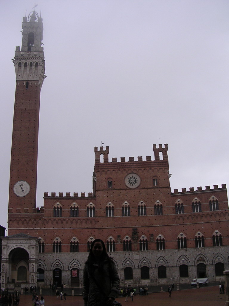 Miaomiao`s friend in front of the Pubblico Palace and the Tower of Mangia at the Piazza del Campo square