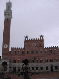 Miaomiao in front of the Pubblico Palace and the Tower of Mangia at the Piazza del Campo square