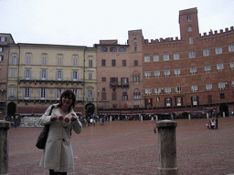 Miaomiao in front of the Gaia Fountain and the Loggia della Mercanzia and Fondazione Musei Senesi buildings at the Piazza del Campo square