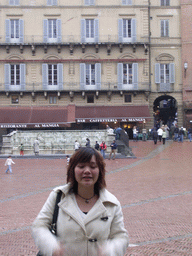 Miaomiao in front of the Gaia Fountain and the Loggia della Mercanzia building at the Piazza del Campo square