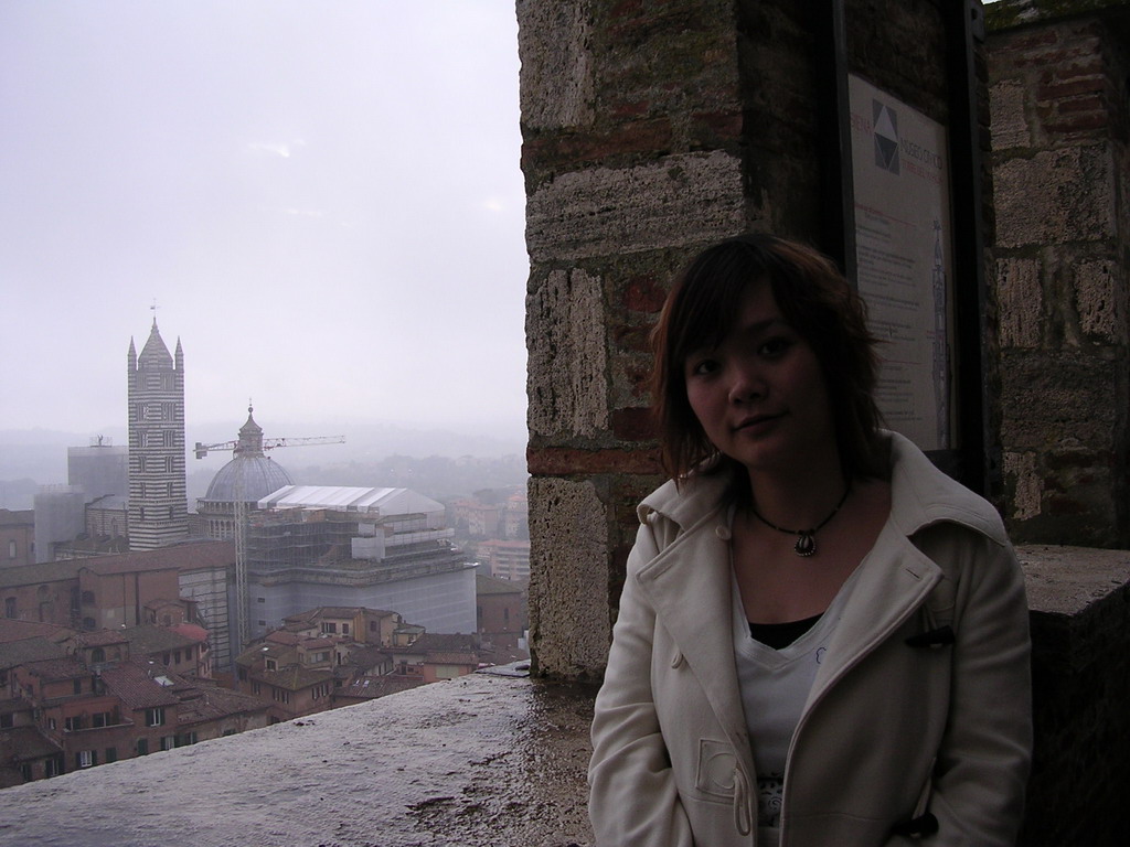 Miaomiao at the top of the Tower of Mangia, with a view on the Siena Cathedral and its Bell Tower