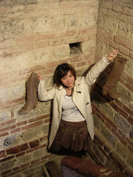 Miaomiao with boots at the staircase at the Tower of Mangia