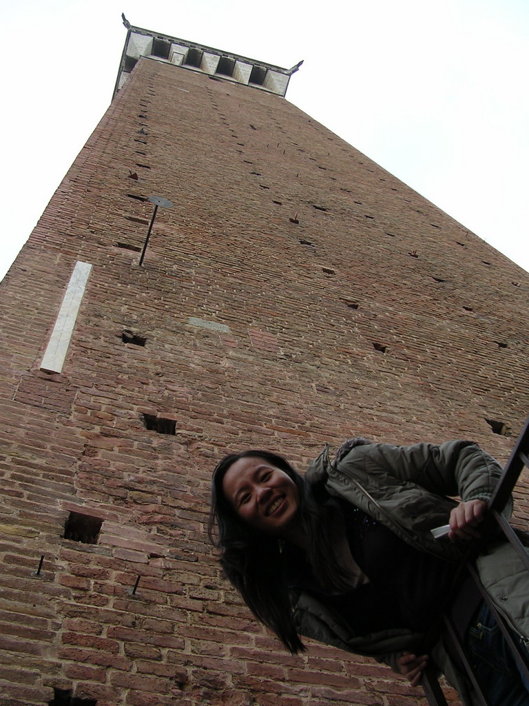 Miaomiao`s friend at the roof of the Pubblico Palace, with a view on the Tower of Mangia