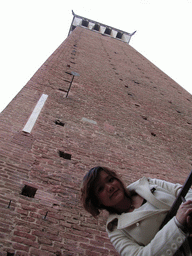 Miaomiao at the roof of the Pubblico Palace, with a view on the Tower of Mangia