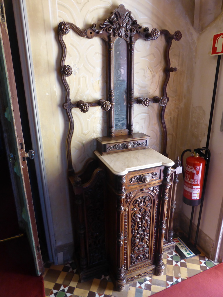 Closet in a hallway at the upper floor of the Palácio da Pena palace, with explanation