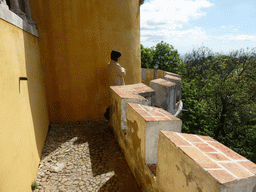 Miaomiao at the path along the outer wall of the Palácio da Pena palace