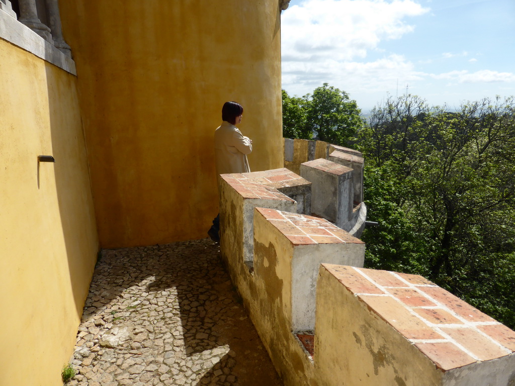 Miaomiao at the path along the outer wall of the Palácio da Pena palace