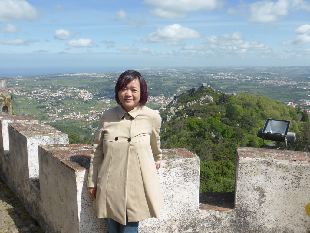 Miaomiao at the outer wall of the Palácio da Pena palace, with a view on the Castelo dos Mouros castle
