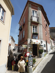 Miaomiao at a house at the crossing of the Rua das Padarias street and the Rua Ferraria street
