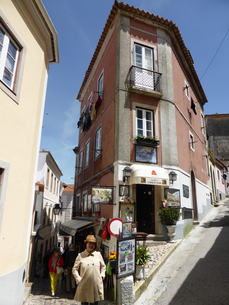 Miaomiao at a house at the crossing of the Rua das Padarias street and the Rua Ferraria street