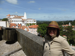 Miaomiao at the viewing point next to the Rua Ferraria street, with a view on the Palácio Nacional de Sintra palace, the tower of the City Hall and surroundings